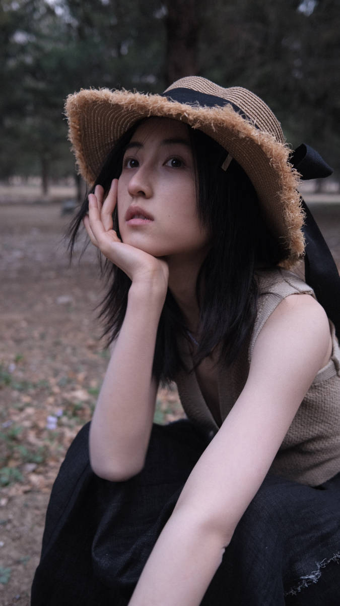 张子枫头戴草帽漫游森林 青春洋溢邻家少女感十足