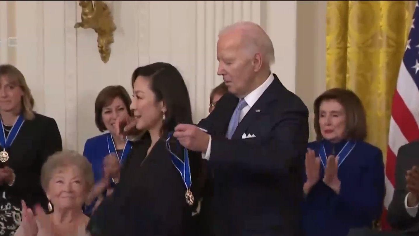 杨紫琼获得美国总统自由勋章，表彰她打破对族裔的刻板印象