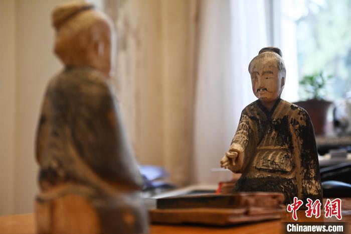 近日拍摄的甘肃省博物馆馆藏国宝级文物汉代彩绘木六博俑　中新社记者　李亚龙　摄
