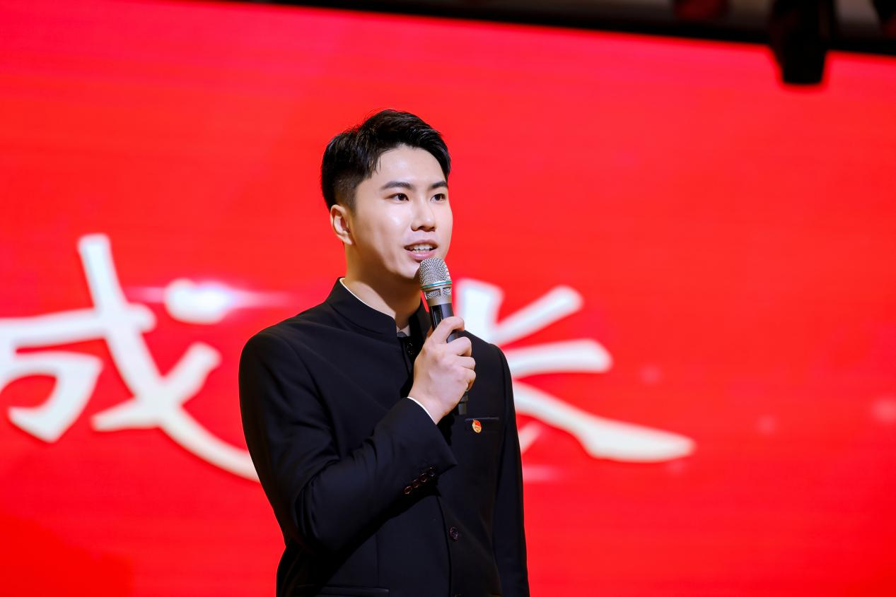 共青团员、香山里小学大队辅导员王钦正老师，讲述了他在团组织帮助下的成长经历。