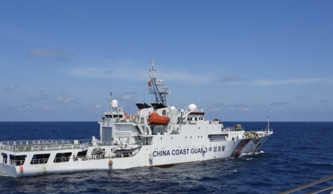 菲律宾船侵闯黄岩岛海域 中国海警依法驱离