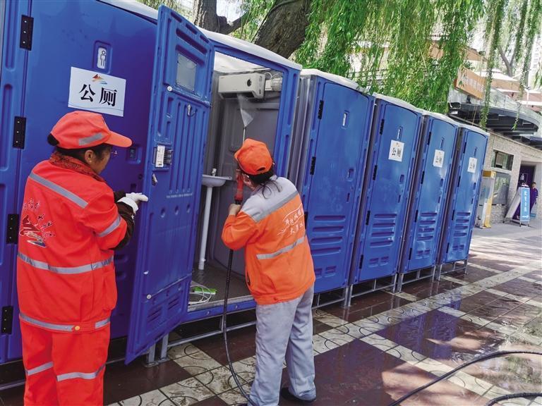 环卫工人保障市民游客如厕问题 王潇旋 摄