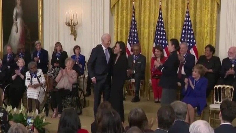 现场视频：拜登为杨紫琼、佩洛西等颁发美国总统自由荣誉勋章