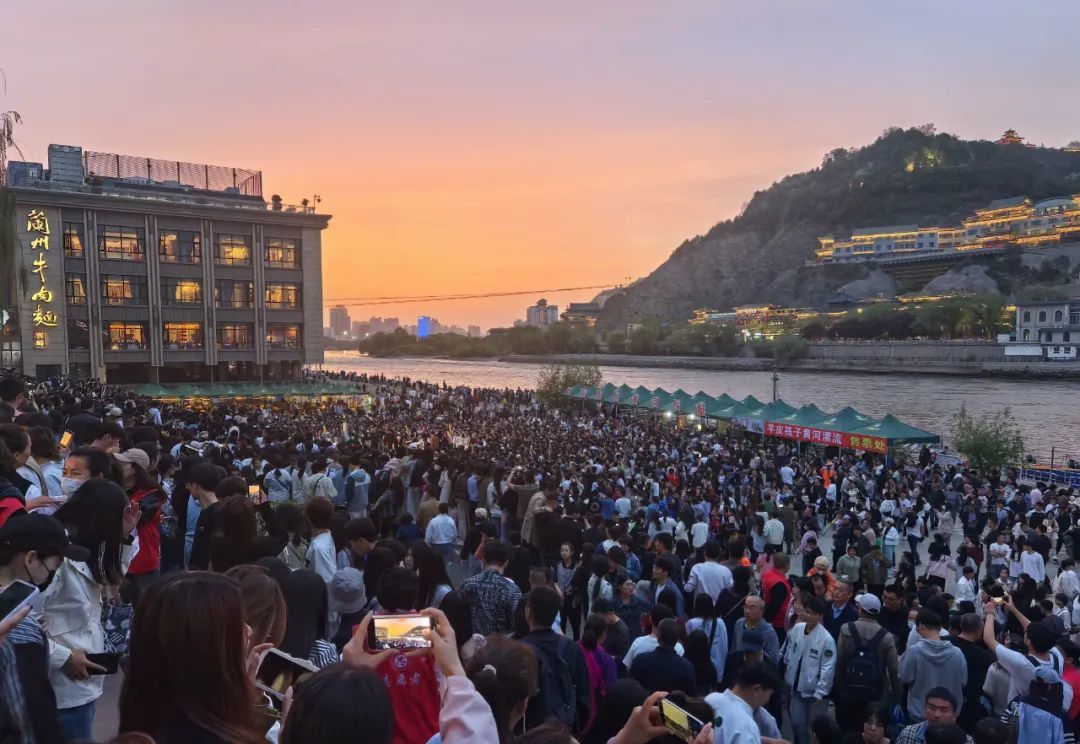 兰州黄河岸边的音乐路演现场人头攒动，人山人海。（图源：@李婧）