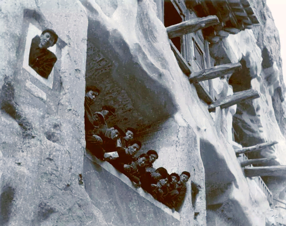 1960年10月，董希文（左窗）带领学生到敦煌考察时留影。