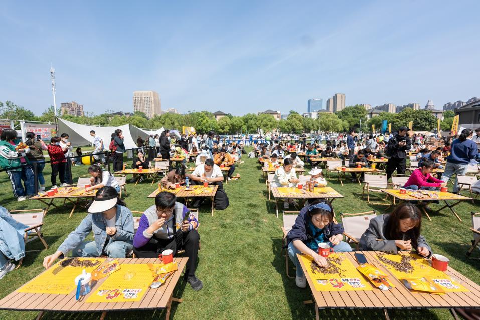 万人空巷！洽洽成功举办合肥首届嗑瓜子但不吃大赛