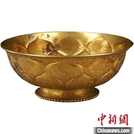 图为鸳鸯莲瓣纹金碗。陕西历史博物馆供图