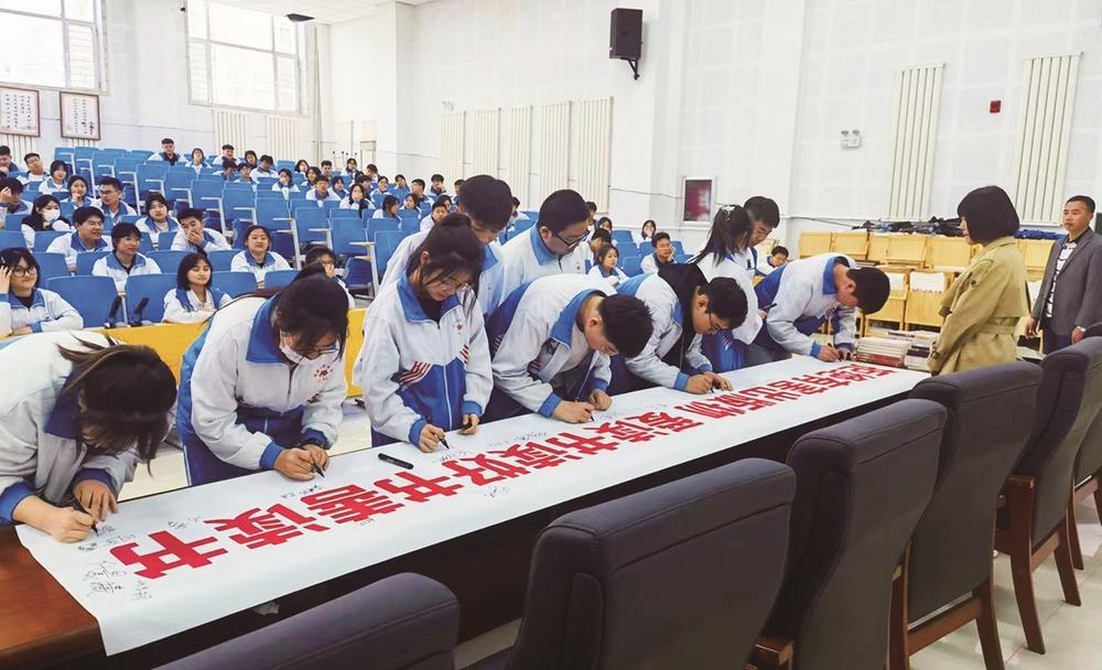 通榆县开展的“世界读书日”活动中，青少年纷纷在倡议横幅上签字，以此表达积极支持绿色阅读的决心。