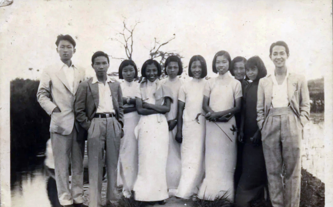 1936年夏，董希文（左一）与张琳英（左五）等国立杭州艺专同学在西湖边留影。