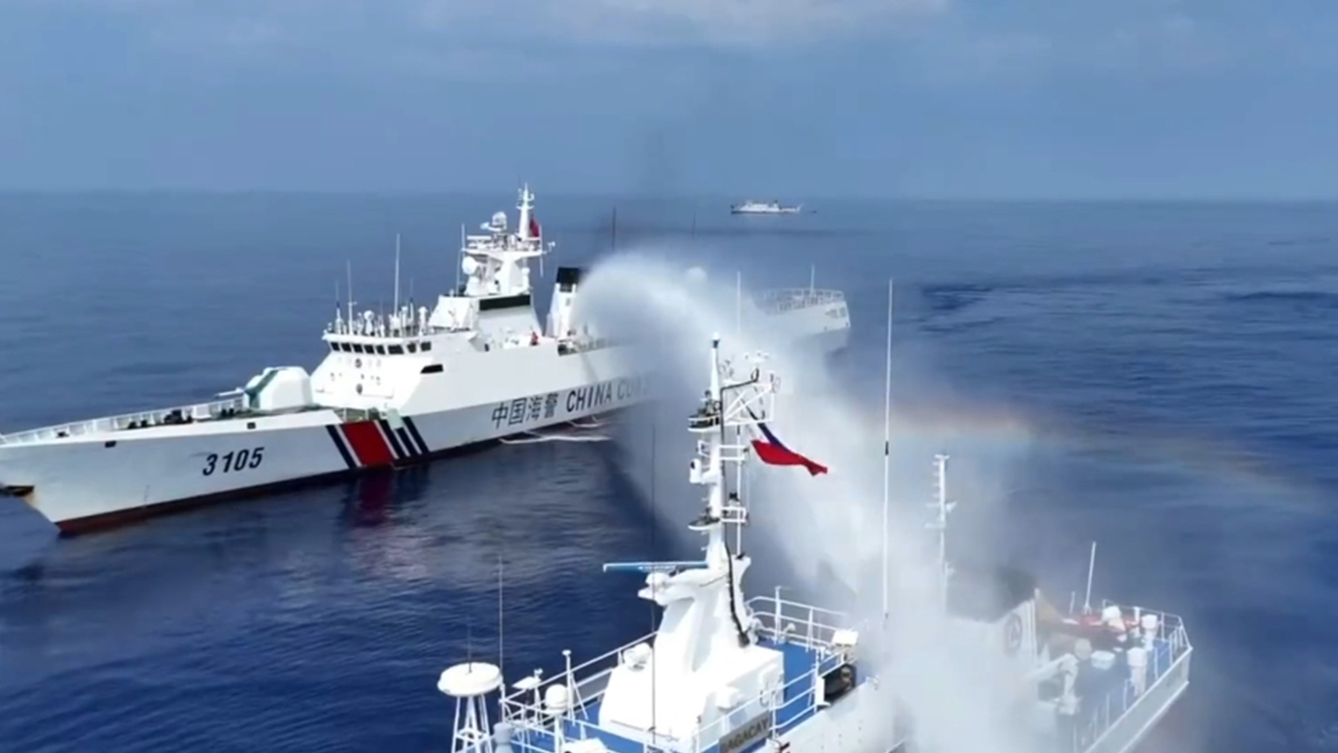 菲律宾船只侵闯黄岩岛，中国海警使用水炮依法驱离