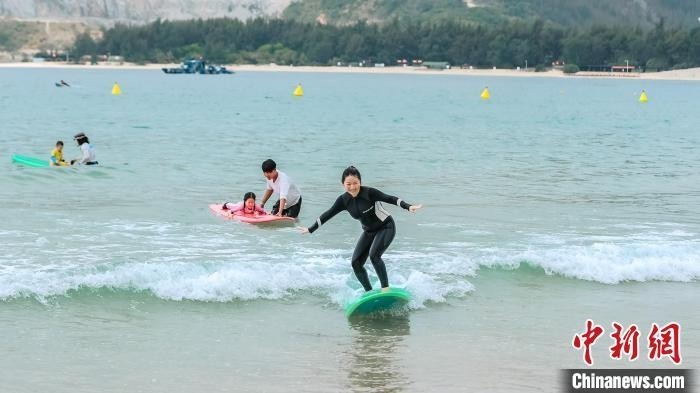 三亚后海"破浪"出圈 小渔村成冲浪胜地凤凰网海南