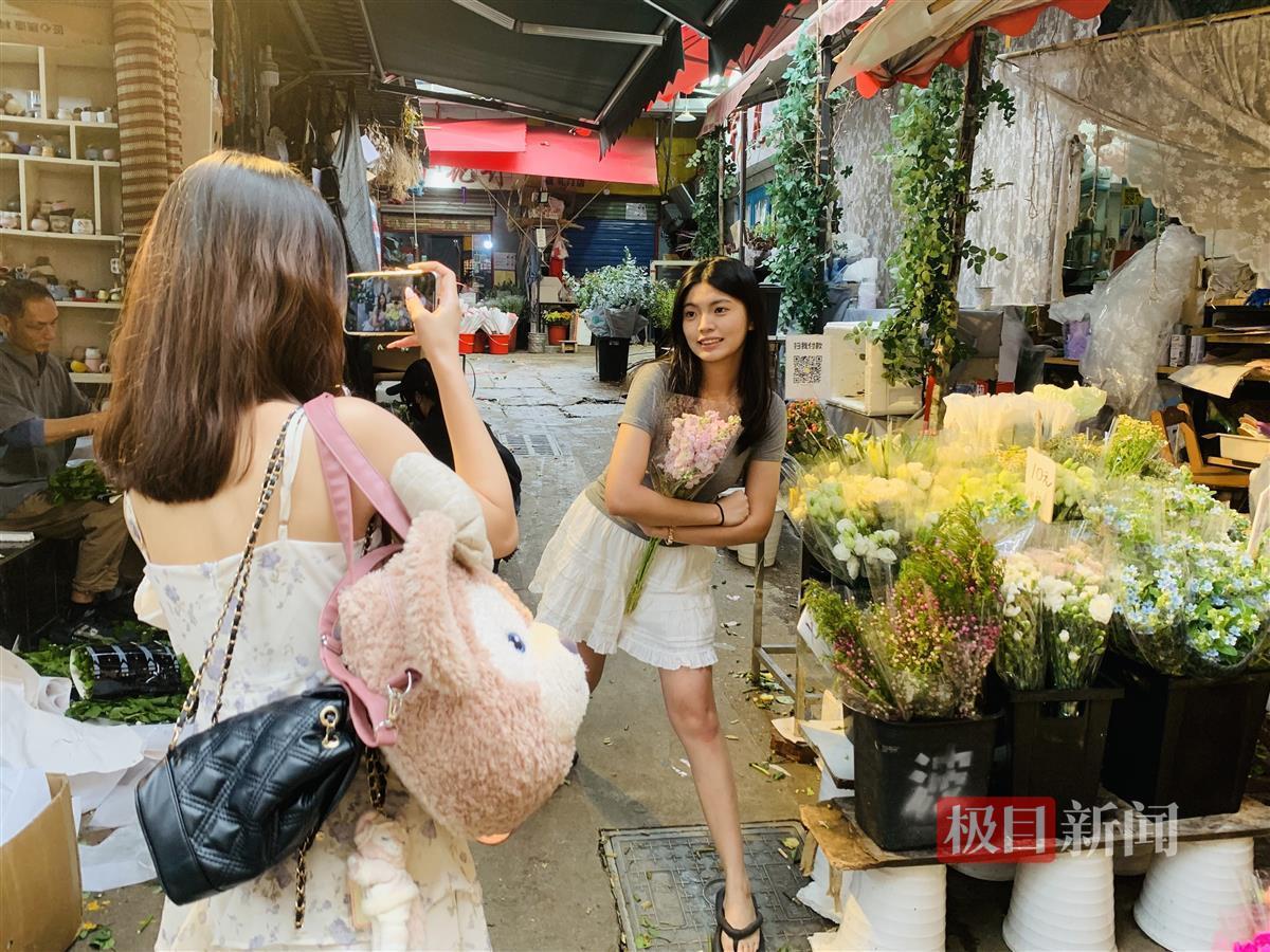 市民争相和鲜花拍照