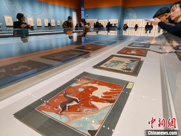 4月29日，“花开敦煌——常沙娜从艺八十年艺术与设计展”现场。中新社记者　应妮　摄