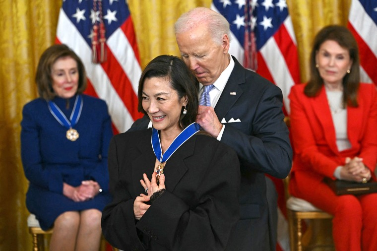 当地时间5月3日，拜登向杨紫琼颁发美国“总统自由勋章” 图源：美媒