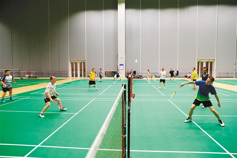 4月22日，西安奥体中心室内羽毛球馆吸引了不少市民前来锻炼。陕西日报记者 肖阳熠 摄