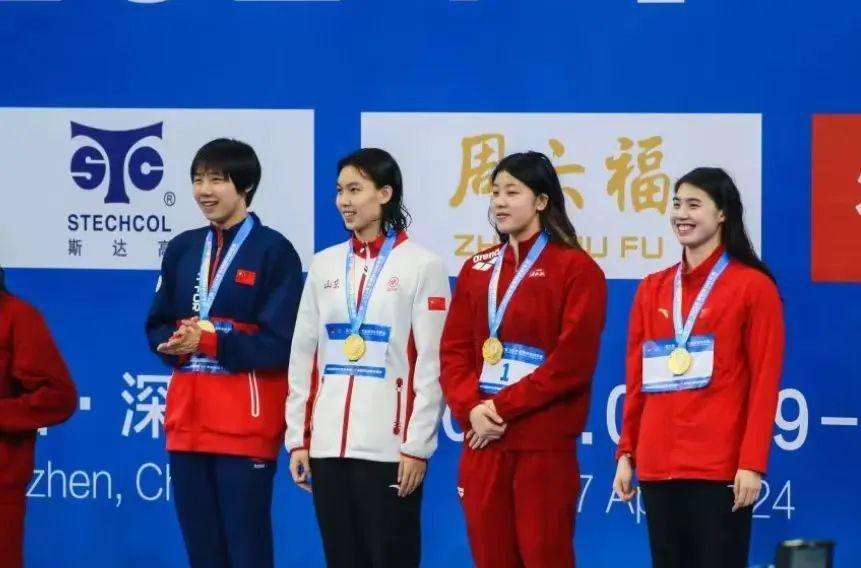 ▲程玉洁（左一）与队友代表的“苏浙赣鲁鄂”联队在颁奖仪式上