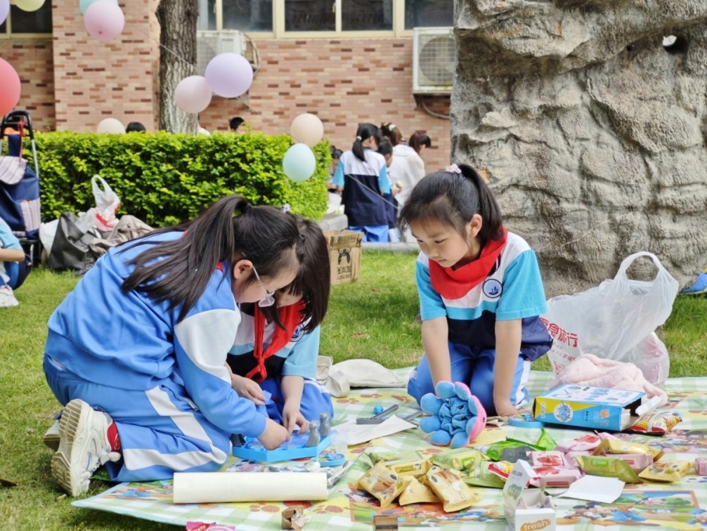 长沙市实验小学梅溪湖学校举办2024年“学雷锋”爱心义卖活动