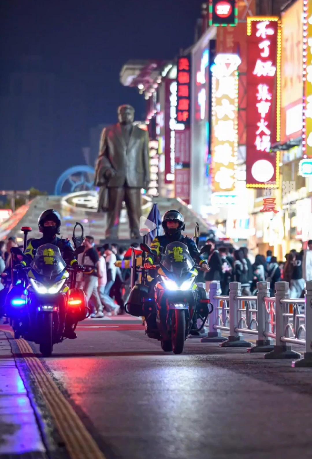 △特警、民辅警、铁骑队全时值守。图/视频截图。