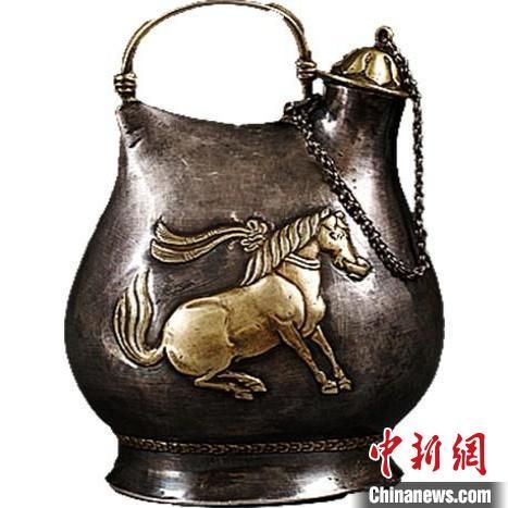 图为鎏金舞马衔杯纹银壶。陕西历史博物馆供图