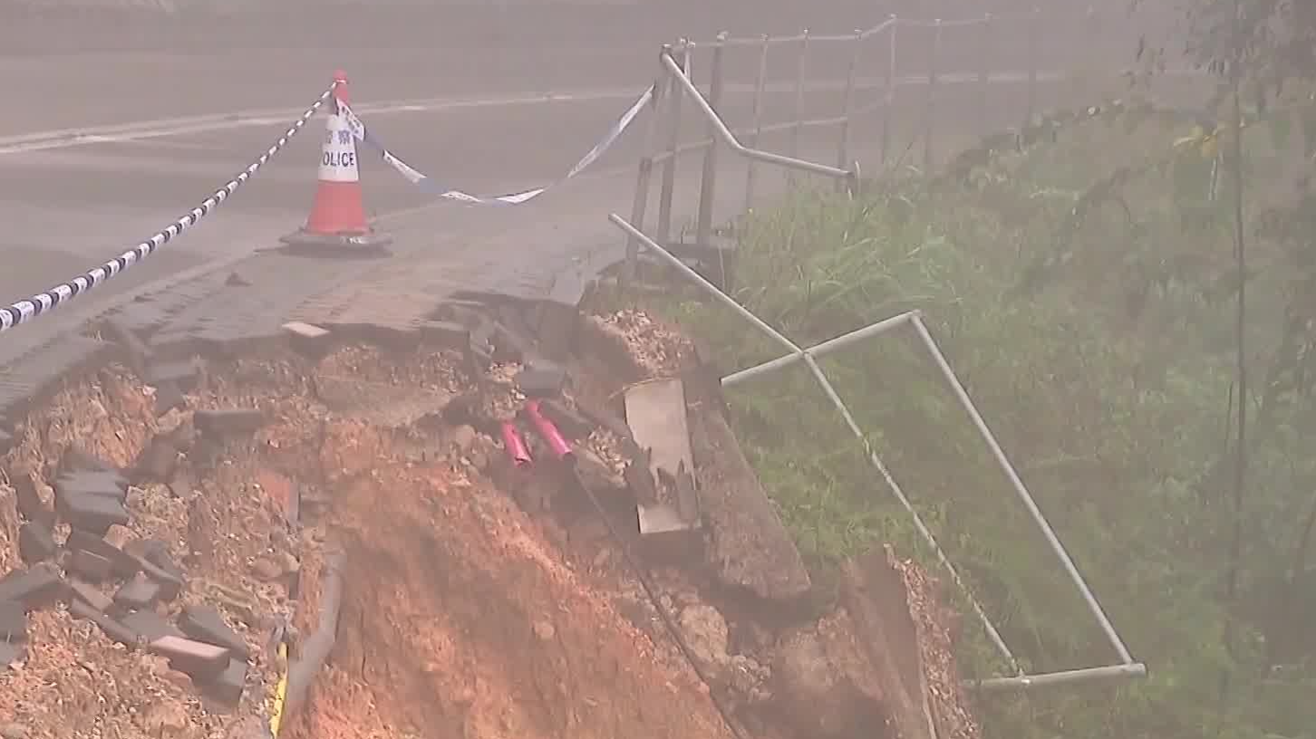 现场报道｜香港西贡山泥倾泻 人行道全部塌陷