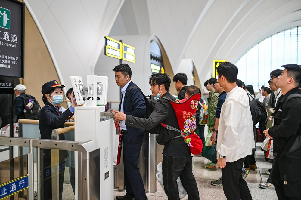 南昌东站内，旅客有序排队检票。陆瑶 图