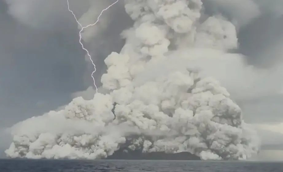 ▎汤加火山爆发。图源：路透社