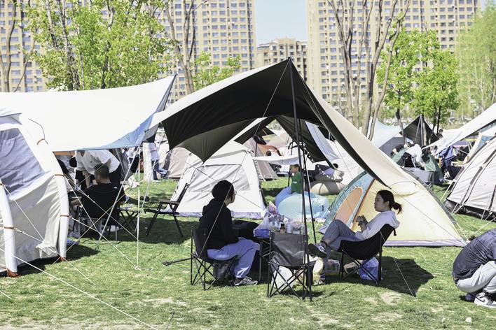 南溪湿地公园吸引众多市民前来露营。