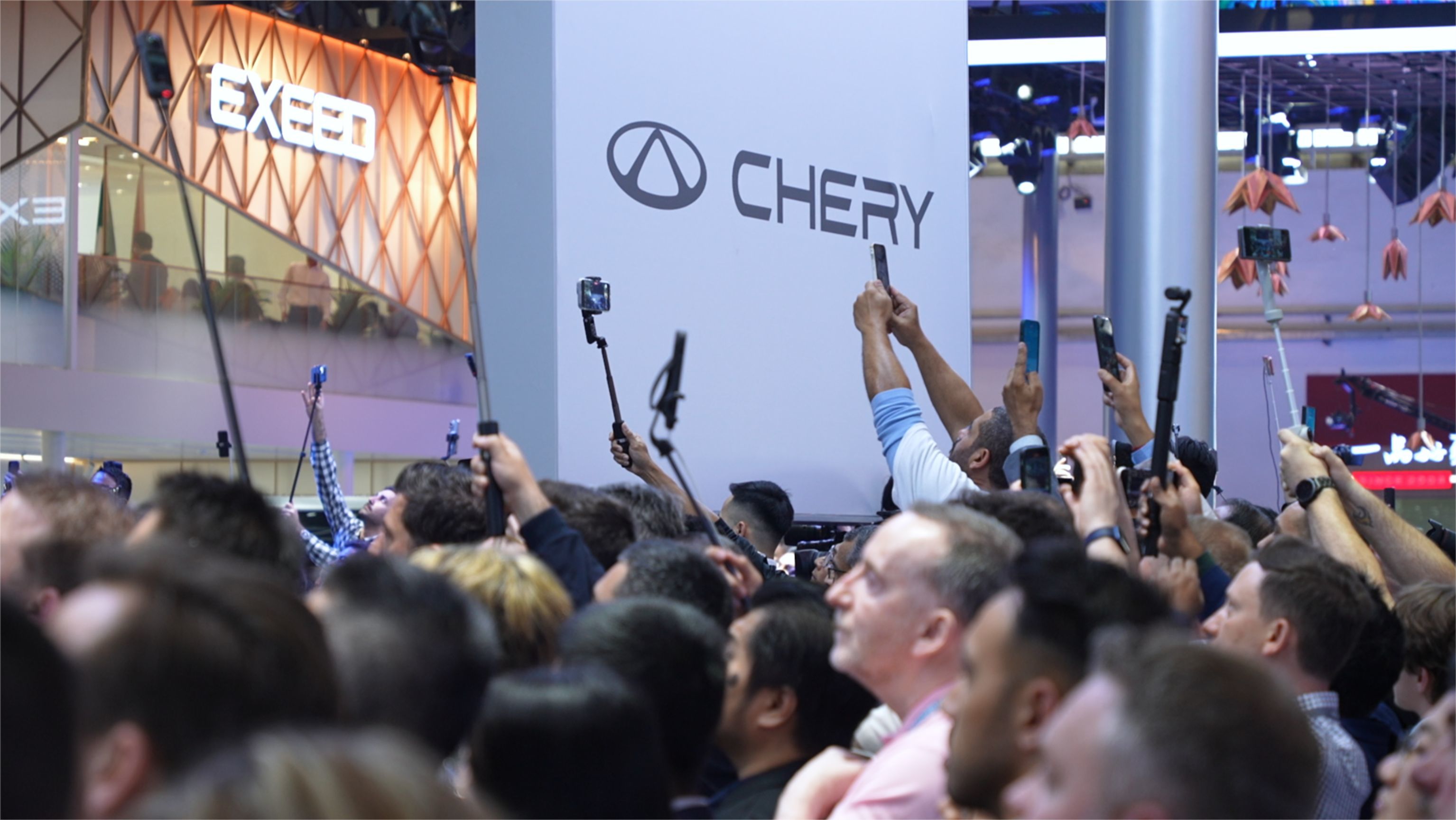 请收下我的膝盖！3000歪果仁齐聚奇瑞汽车展台，点赞中国科技