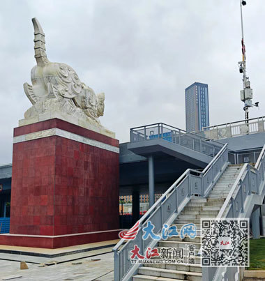 “白猫”观景平台与人行上下梯道口