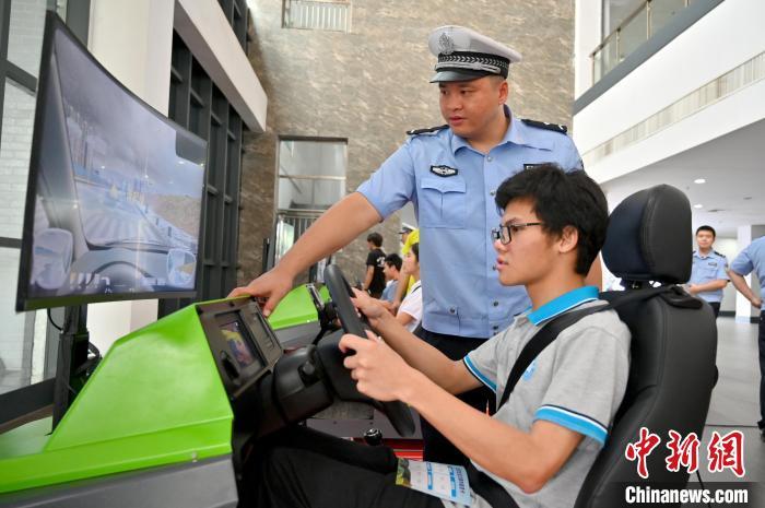 广西举办《道路交通安全法》实施20周年主题宣传月活动