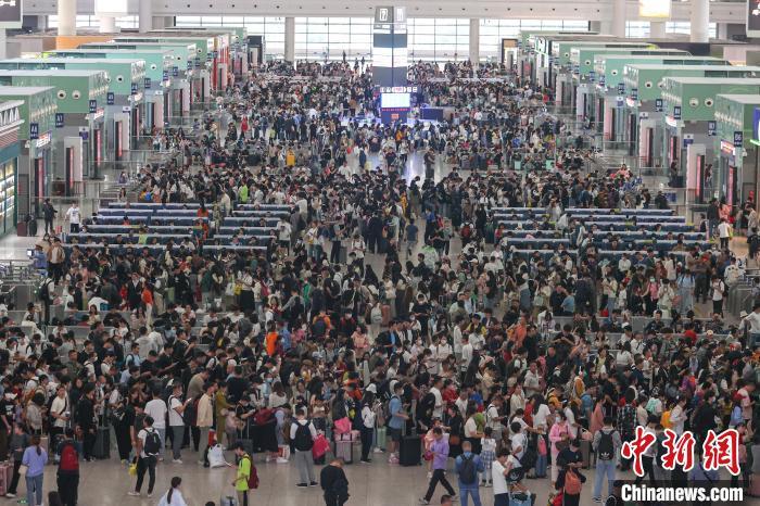图为江西南昌西站，众多旅客在候车大厅内候车。(资料图)刘力鑫摄