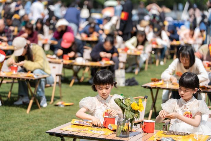 万人空巷！洽洽成功举办合肥首届嗑瓜子但不吃大赛