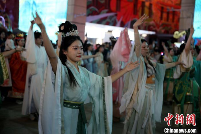 5月2日，在山东临沂新琅琊不夜街区，演员在演绎古风国潮节目。　孙磊 摄