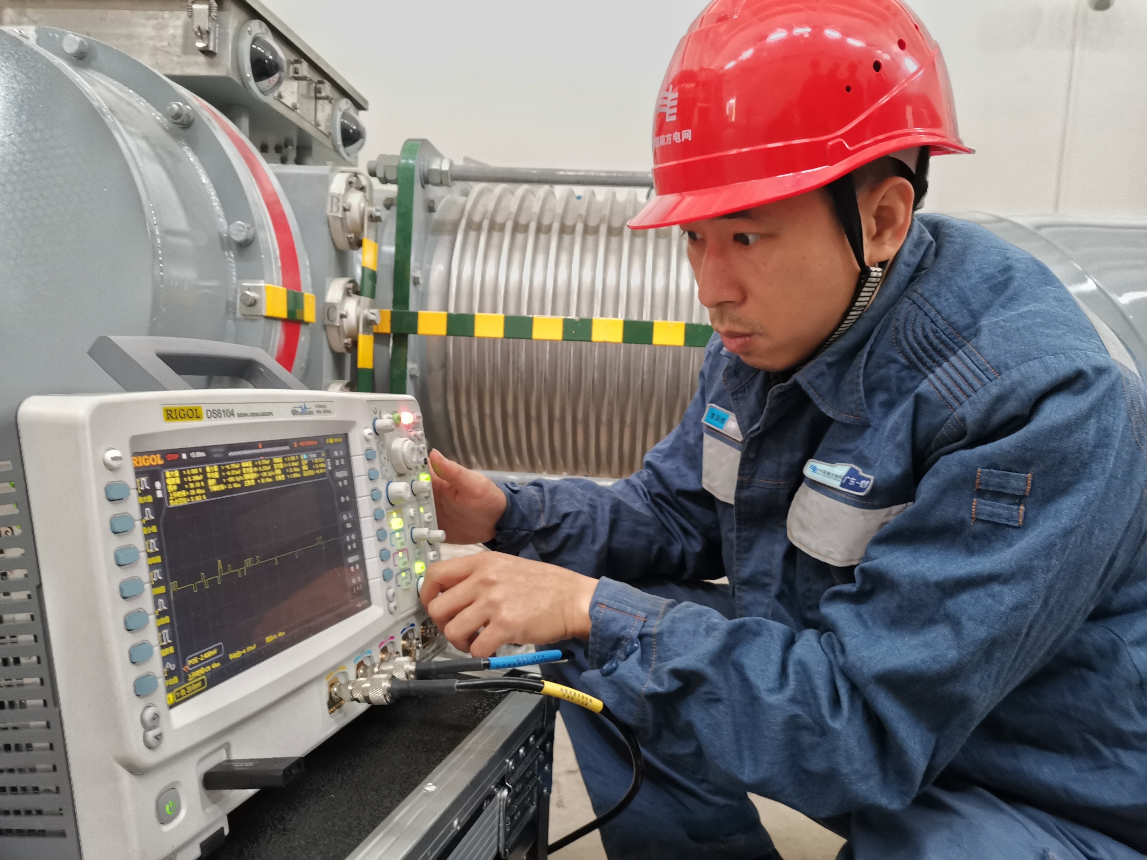 李国伟在开展高压设备试验(张伟忠 摄)