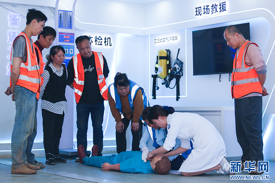 4月28日，在西安地铁15号线建设工地，医护人员为一线建设者讲解急救方法。新华网 杨喜龙 摄