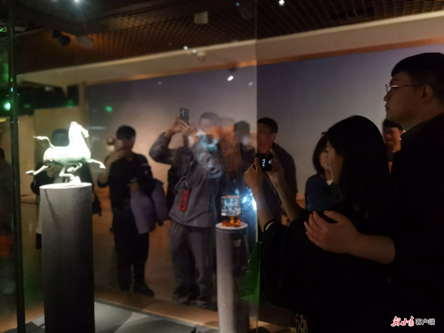 “五一”假期，五湖四海的游客来省博物馆参观镇馆之宝——铜奔马。