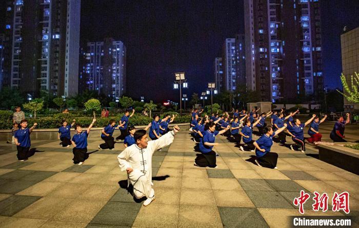 在济宁邹城市，民众习练孟府“六艺养生拳”。(资料图)巩卫军 摄