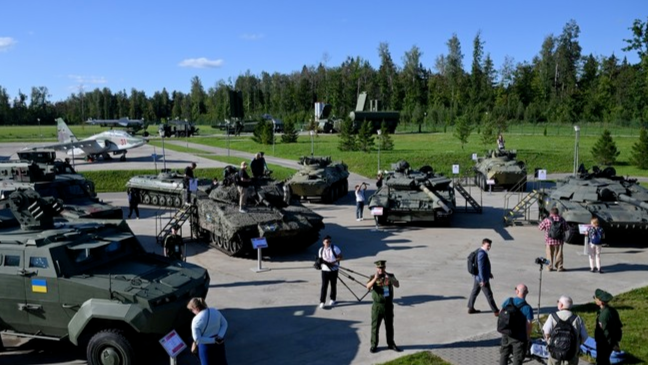 俄罗斯展览缴获的西方武器，现场友情提示亮了
