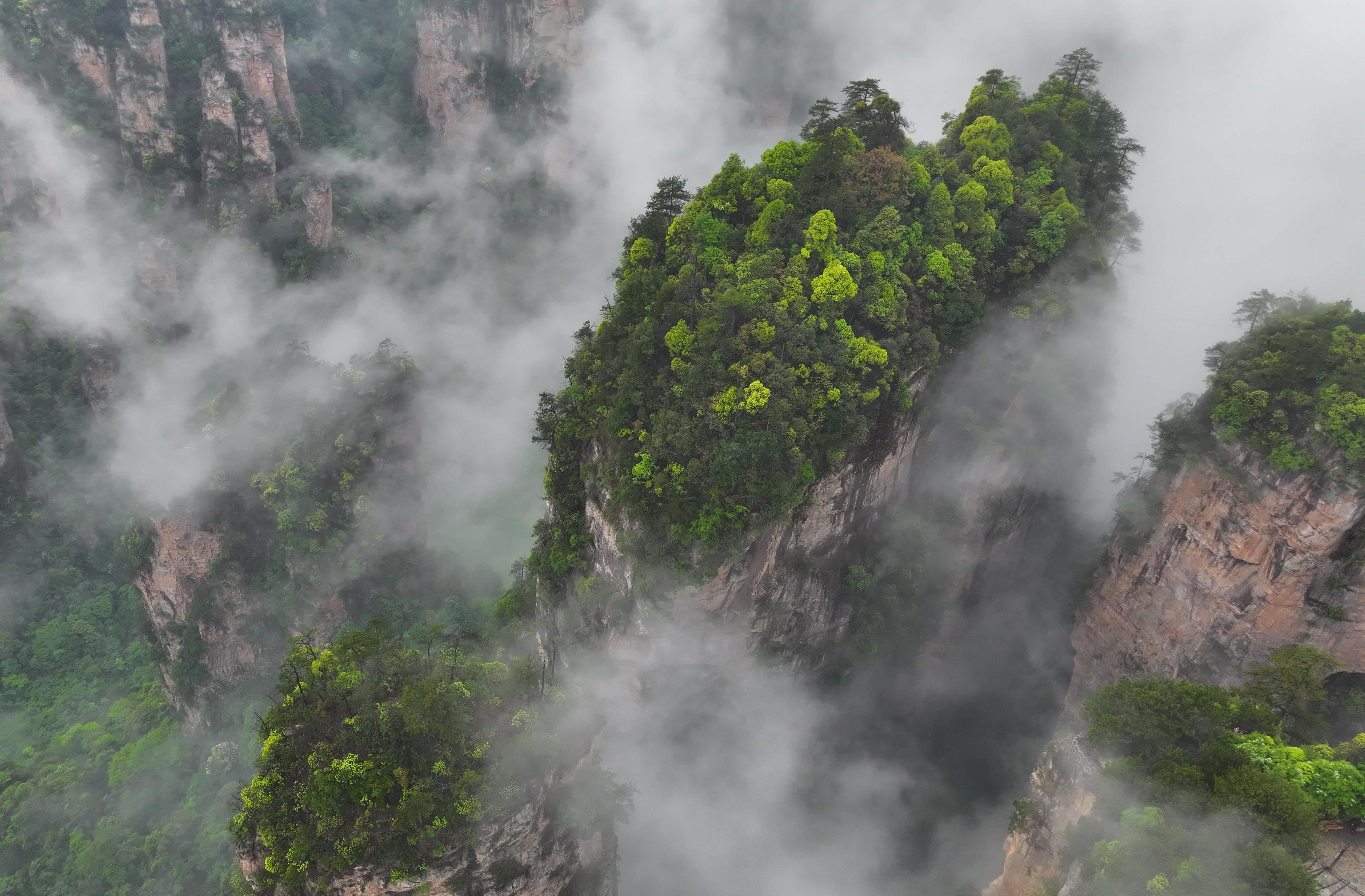 5月2日，湖南张家界国家森林公园云雾缭绕。