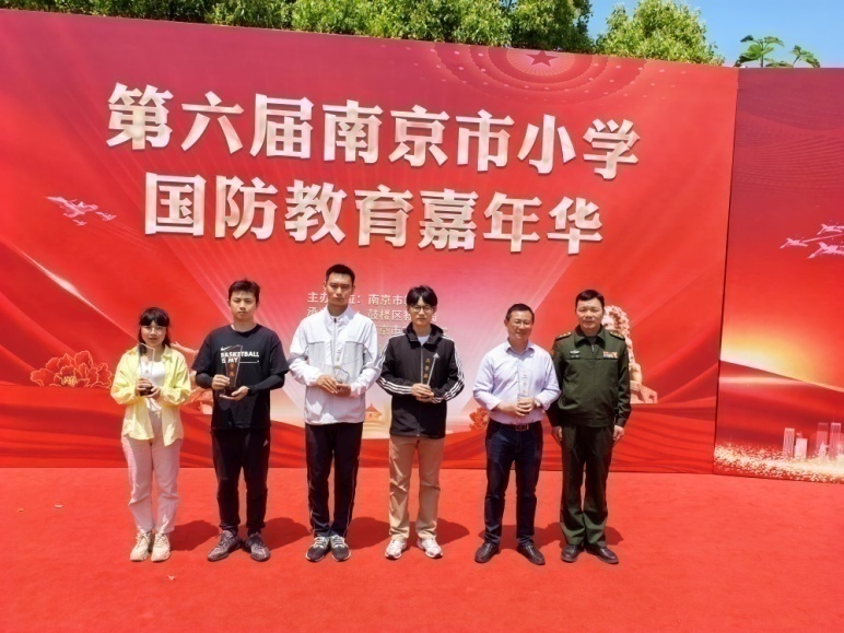 中校干事肖刚颁发二等奖