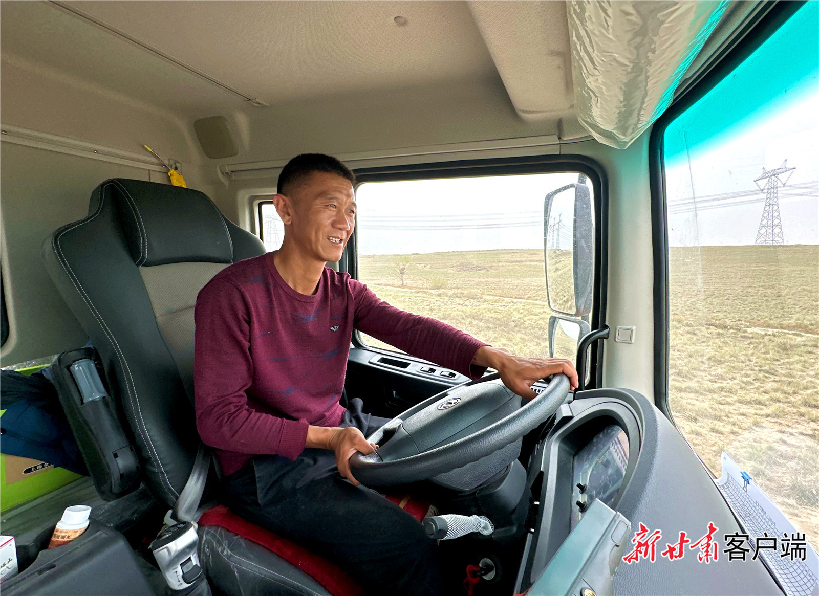 郭玺驾驶水罐车为造林基地送水　新甘肃&middot;甘肃日报记者　金奉乾　摄