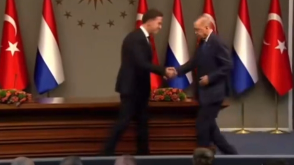 现场：荷兰首相与埃尔多安握手被拒，无奈走到桌前重新握手