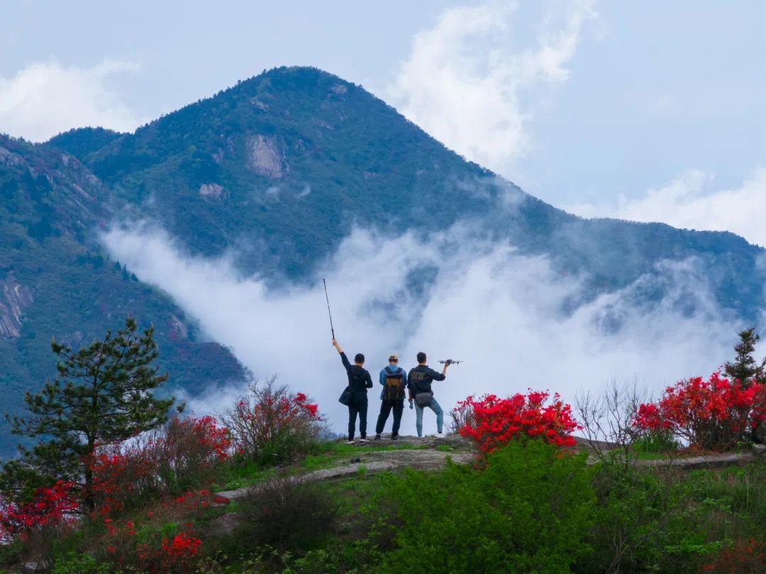 游客在南岳衡山景区游玩