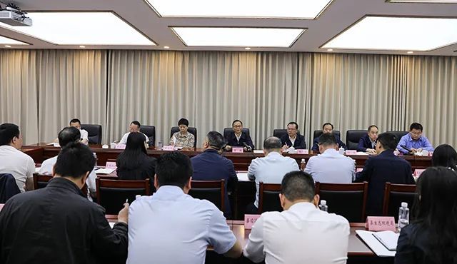 4月29日，县委书记石强主持召开全县2024年第一次总林长、总河长会议。李亚军 摄