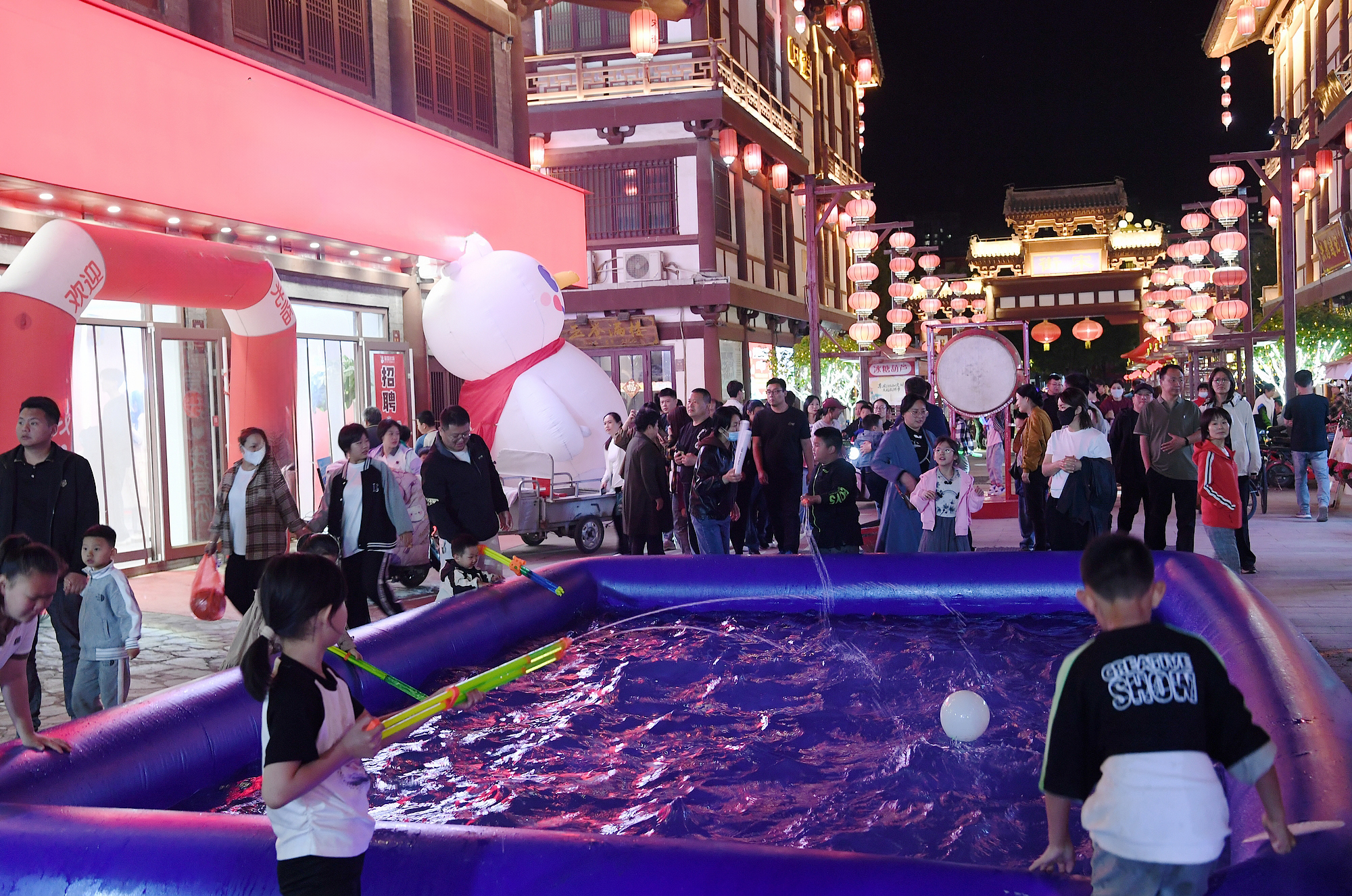 孩子们在古城夜市玩的不亦乐乎。白永民摄