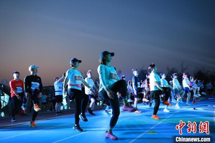 在山东东营市，每当夜幕降临后，大批民众在健身场地运动健身。周广学 摄