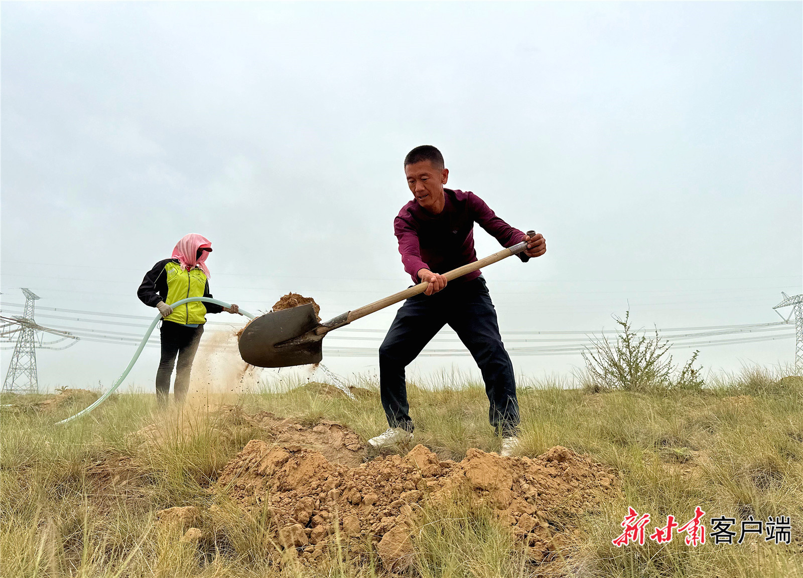 郭玺在造林基地修整树穴　新甘肃&middot;甘肃日报记者　金奉乾　摄