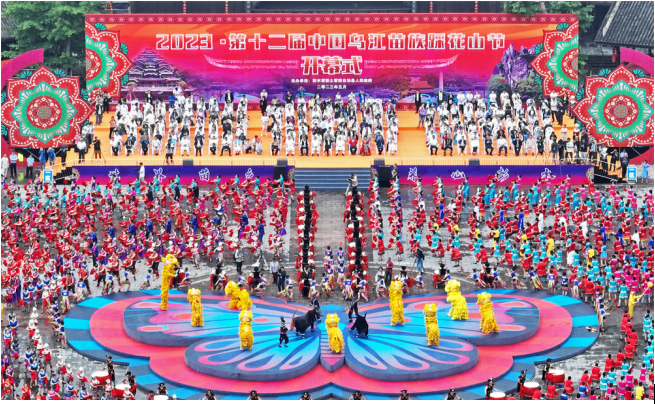 2023·第十二届中国乌江苗族踩花山节开幕式现场。赵勇 摄
