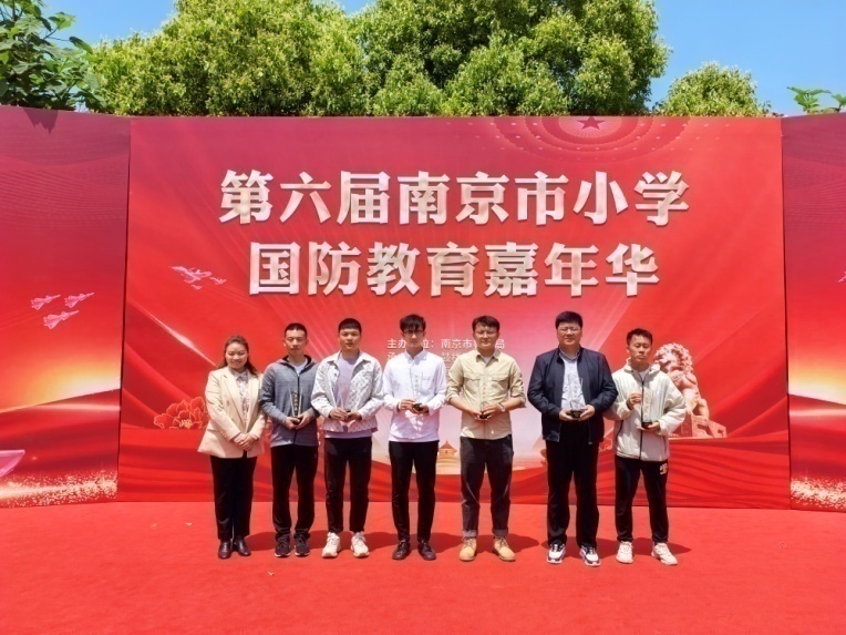 陈宁常务副校长颁发优秀组织奖