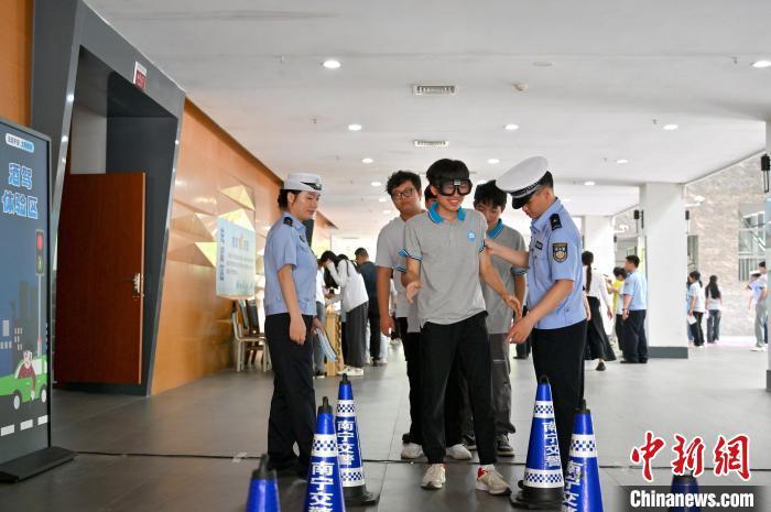 广西举办《道路交通安全法》实施20周年主题宣传月活动